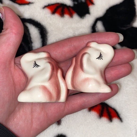 3/$30 Vintage Elephant Salt And Pepper Shakers - Picture 3 of 6